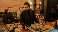 Cita Rahayu juga tak ketinggalan menyiapkan kue ulang tahun untuk sang suami. Kuenya berbentuk kotak dengan dominasi warna hitam dan cokelat. Foto: Instagram @cita_citata