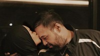 Ada juga momen Cita Rahayu saat merayakan ulang tahun sang suami, Mahardhika Soekarno. Tak lupa makanan pun tersaji dalam pesta perayaan ulang tahun. Foto: Instagram @cita_citata