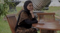 Salah satunya momen saat menikmati secangkir kopi. Ia menikmati kopi di tengah taman sambil menikmati pemandangan hijau. Foto: Instagram @cita_citata