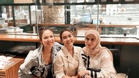Lewat Instagramnya pula Cita Rahayu aktif membagikan kesehariannya. Mulai dari momen nongkrong bersama teman, hingga momen kulineran. Foto: Instagram @cita_citata