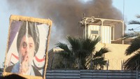 Kendati demikian, Kementerian Luar Negeri Irak mengecam aksi pembakaran kedubes itu. Mereka mendesak pasukan keamanan untuk segera mengidentifikasi demonstran pelaku pembakaran tersebut. (REUTERS/Ahmed Saad)  