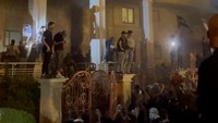 Sekelompok demonstran Irak membakar gedung Kedutaan Besar Swedia di Baghdad pada Kamis (20/7) sebagai tanda protes atas rencana aksi pembakaran Al-Quran di Stockholm. (Zulfiqar Al-Olayawi via REUTERS)  