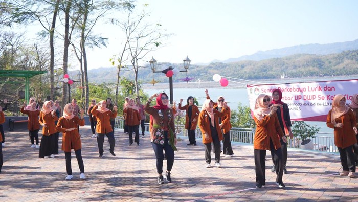 Dharma Wanita Persatuan Pemkab Klaten gelar senam.