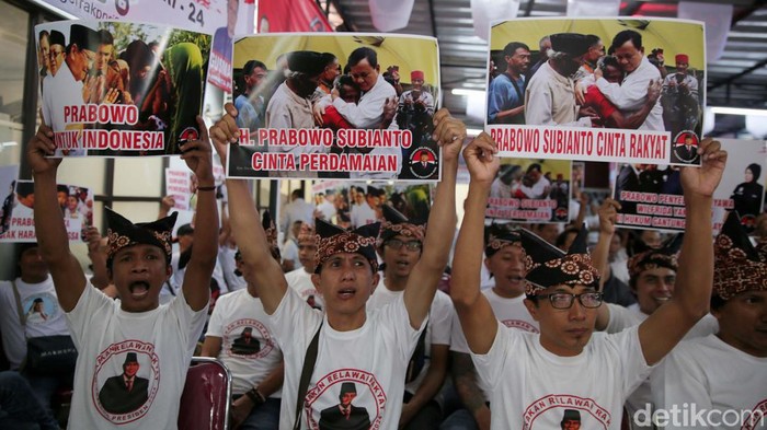 Eks Kapolda Metro Deklarasikan Dukungan Untuk Prabowo Gerakan Relawan Rakyat Pendukung Prabowo Presiden RI 2024 (Gerrak PPRI 24) dideklarasikan. Relawan ini diketuai Komjen (Purn.) Moch Sofjan Jacoeb.