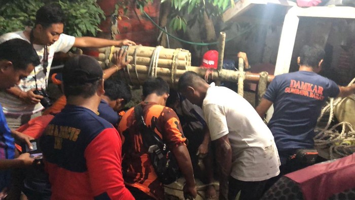 Petugas gabungan mengevakuasi Ibrahim yang tertimbun tanah galian sumur di Sumbawa Barat, NTB, Kamis malam (20/7/2023).