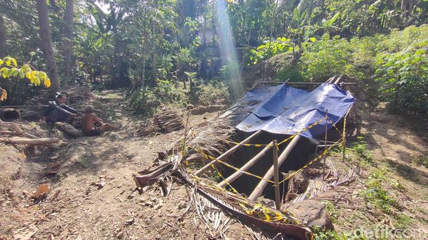 Fenomena sinkhole atau kemunculan lubang tanah secara tiba-tiba terjadi di Dusun Popohan, Kalurahan Banjararum, Kapanewon Kalibawang, Kulon Progo. Foto diambil Jumat (21/7/2023).