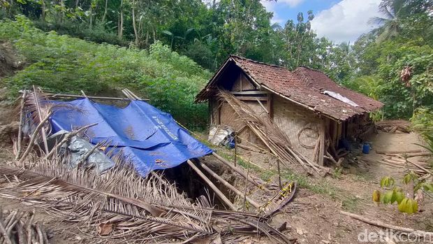 Fenomena sinkhole atau kemunculan lubang tanah secara tiba-tiba terjadi di Dusun Popohan, Kalurahan Banjararum, Kapanewon Kalibawang, Kulon Progo. Foto diambil Jumat (21/7/2023).