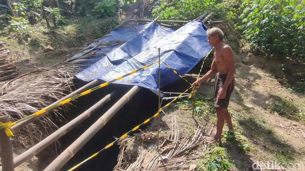 Fenomena sinkhole atau kemunculan lubang tanah secara tiba-tiba terjadi di Dusun Popohan, Kalurahan Banjararum, Kapanewon Kalibawang, Kulon Progo. Foto diambil Jumat (21/7/2023).