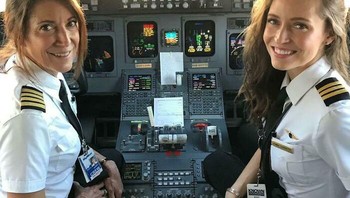 Kami menciptakan sejarah sebagai kru pesawat pertama ibu dan anak di Skywest Airles Foto: Boredpanda