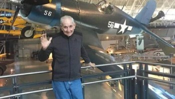 Selamat hari Veteran untuk kakekku yang meninggal dunia pada usai 97 tahun. Dalam fotonya ia berdiri depan pesawat yang diterbangkannya dalam perang dunia II Foto: Boredpanda