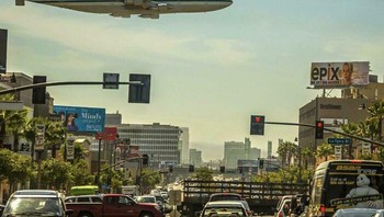 Pesawat Ulang-Alik yang Diangkut Dengan Pesawat 747 Dan Dikawal Oleh Dua Pesawat F-18. Foto: Boredpanda