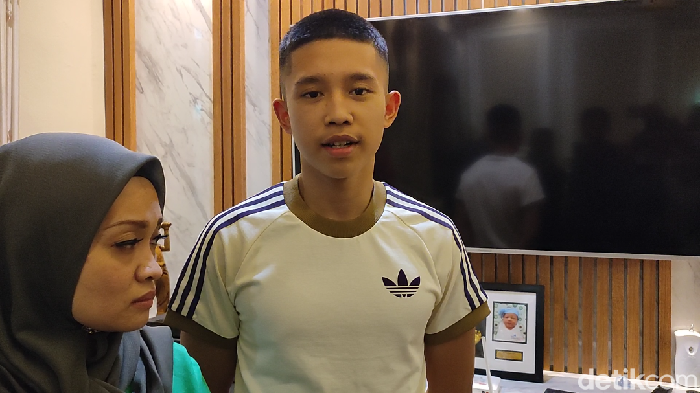 Siswa SMA Al Azhar 14 Semarang, Muhammad Fabian Alvaro (16) dan ibuknya Dewi Yuniarti (44)
