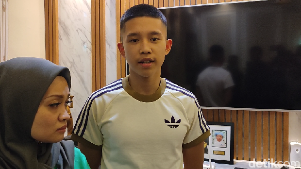 Siswa SMA Al Azhar 14 Semarang, Muhammad Fabian Alvaro (16) dan ibuknya Dewi Yuniarti (44)