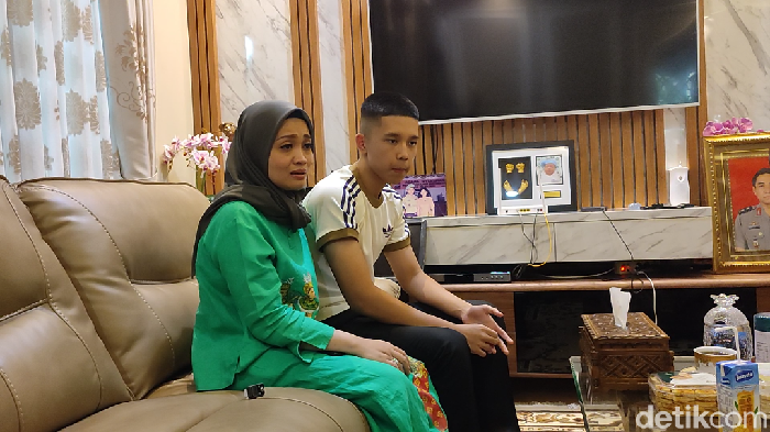 Siswa SMA Al Azhar 14 Semarang, Muhammad Fabian Alvaro (16) dan ibuknya Dewi Yuniarti (44)