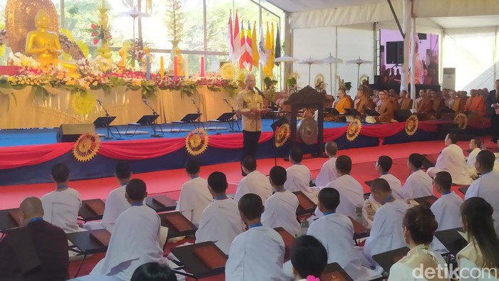 Ganjar Pranowo di acara umat Buddha di Candi Borobudur, Magelang, Jumat (21/7/2023).