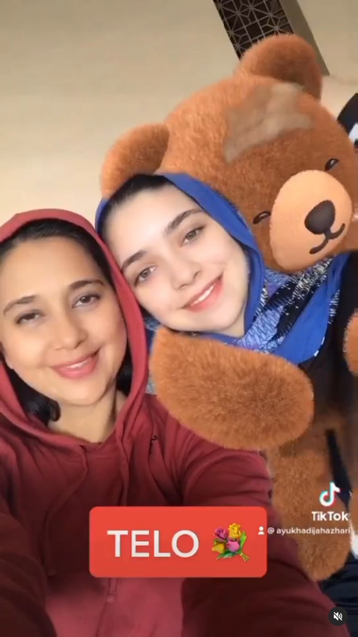 Gaya hijab Ayu Azhari dan Isabelle Tramp curi atensi publik.