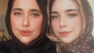 10 Gaya Hijab Ayu Azhari dan Putrinya Isabel Tramp yang Beranjak Dewasa