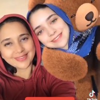 Siti Khadijah Azhari atau biasa dikenal Ayu Azhari kerap membagikan kegiatannya di media sosial. Salah satunya menjadi bintang tamu dalam berbagai program acara televisi dan menghadiri acara tertentu bersama rekan artis lainnya. Ada juga momen Ayu Azhari berpose bersama putrinya Isabelle Tramp. Foto: Dok. Instagram @ayukhadijahazhari.