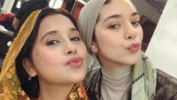 Isabelle terlihat kompak dengan ibunya Ayu Azhari. (Foto: Dok. Instagram @ayukhadijahazhari.)