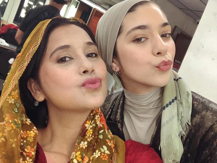 Gaya hijab Ayu Azhari dan Isabelle Tramp curi atensi publik. Gaya hijab Ayu Azhari dan Isabelle Tramp curi atensi publik.
