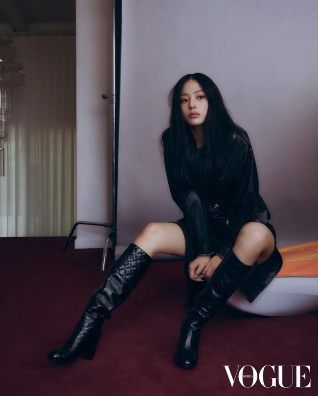 Rambutnya sengaja dibuat acak-acakan untuk menunjukkan sisi rebel saat memakai leather jacket dan high boots hitam. Sesuai permintaan Minji NewJeans sendiri. Foto: dok. Vogue Korea
