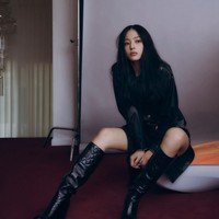 Rambutnya sengaja dibuat acak-acakan untuk menunjukkan sisi rebel saat memakai leather jacket dan high boots hitam. Sesuai permintaan Minji NewJeans sendiri. Foto: dok. Vogue Korea