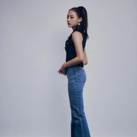 Tak ketinggalan penampilan Minji NewJeans bergaya tahun 70an dengan flared denim pants dan suede boots. Foto: dok. Vogue Korea