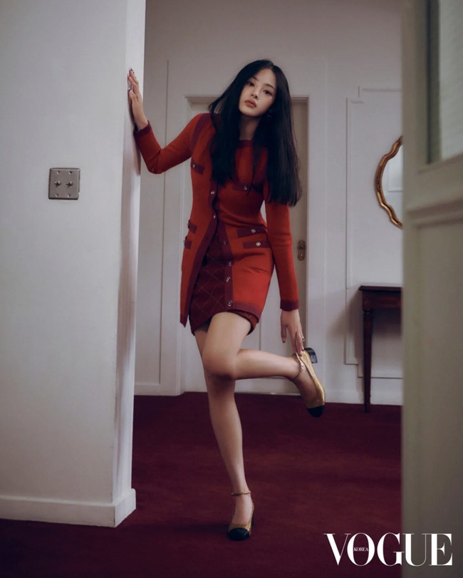 Tampil serba Chanel, Minji NewJeans terlihat bold dan classy. Berbeda dengan penampilannya di atas panggung saat memakai outfit playful dengan style Y2K. Foto: dok. Vogue Korea