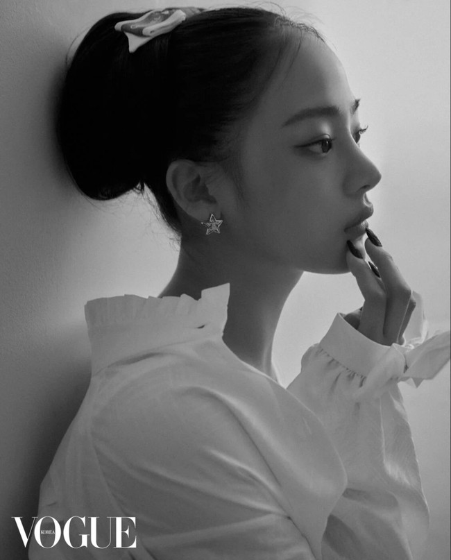 Kecantikan klasik Minji NewJeans dinilai selaras dengan high fashion ala Chanel. Foto: dok. Vogue Korea