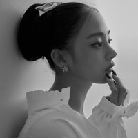 Kecantikan klasik Minji NewJeans dinilai selaras dengan high fashion ala Chanel. Foto: dok. Vogue Korea