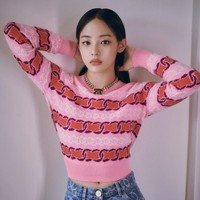 Inilah gaya Minji NewJeans yang familiar bagi penggemar. Pelantun Super Shy itu memakai knit top berwarna pink dengan high-waisted denim berlogo Chanel. Foto: dok. Vogue Korea