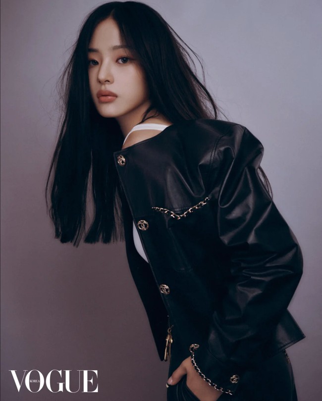 Minji NewJeans menyusul jejak Jennie BLACKPINK sebagai global ambassador terbaru Chanel. Baru-baru ini, Minji menjalani pemotretan bersama Vogue Korea. Foto: dok. Vogue Korea