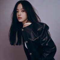 Minji NewJeans menyusul jejak Jennie BLACKPINK sebagai global ambassador terbaru Chanel. Baru-baru ini, Minji menjalani pemotretan bersama Vogue Korea. Foto: dok. Vogue Korea