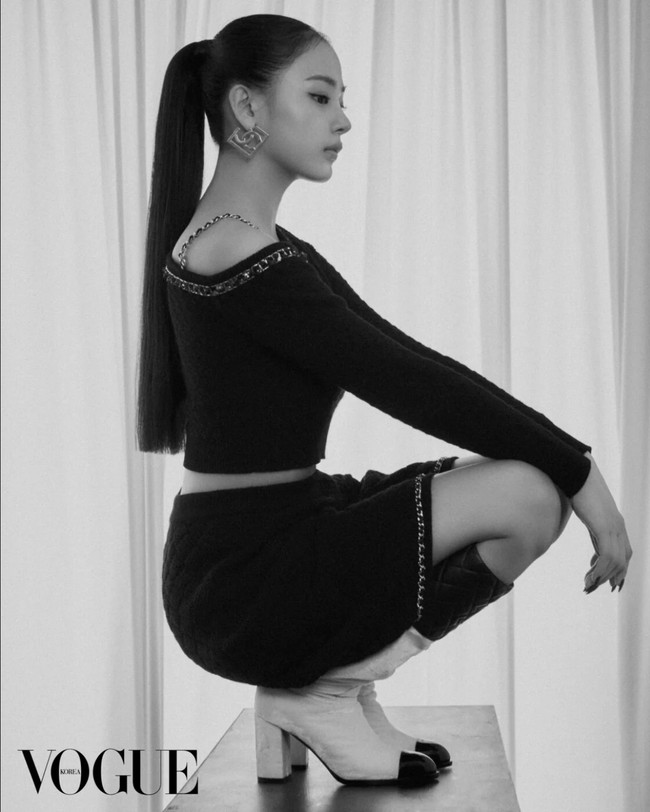 “Dia cocok memakai seluruh outfit. Penampilannya luxurious,” “Chanel-Minji is legendary,” komentar sejumlah netizen Korea terpana dengan pesona Minji NewJeans. Foto: dok. Vogue Korea