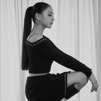 “Dia cocok memakai seluruh outfit. Penampilannya luxurious,” “Chanel-Minji is legendary,” komentar sejumlah netizen Korea terpana dengan pesona Minji NewJeans. Foto: dok. Vogue Korea