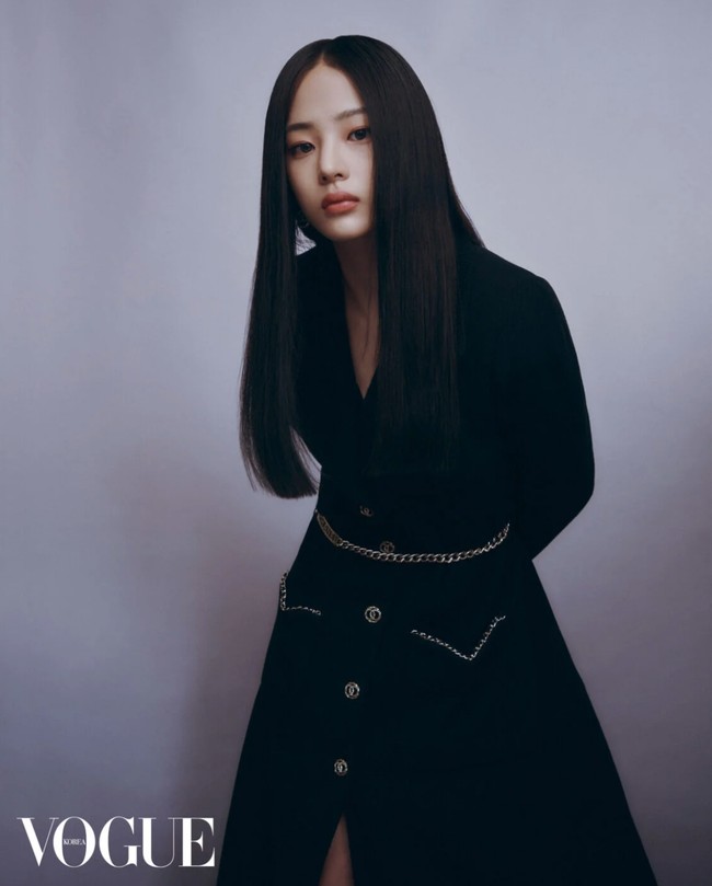 Di usia 18 tahun, Minji NewJeans resmi bergabung dalam keluarga Chanel dan menjadi global ambassador termuda. Foto: dok. Vogue Korea