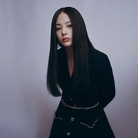 Di usia 18 tahun, Minji NewJeans resmi bergabung dalam keluarga Chanel dan menjadi global ambassador termuda. Foto: dok. Vogue Korea