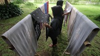 Rumah produksi KaIND memberdayakan puluhan warga desa setempat dengan memberikan pelatihan untuk terampil dan professional dalam bekeraja. Meraka dilatih teknik tenun tangan, batik tulis dan pewarnaan alami.  