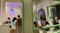Nuansa pastel sangat melekat di tiap spot Ronde Mande. Anak-anak juga pasti suka bersantap di sini karena ada ayunan.