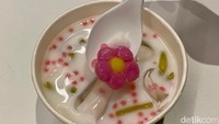 Kalau ini Sekoteng (Rp 30 ribu) kekinian dengan bentuk bunga yang manis. Wah, jadi sayang dimakan ya?