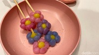 Mau coba yang unik? Ronde Mande punya dango ala Jepang yang bentuknya juga bunga. Dango ini dilengkapi bubuk kedelai.