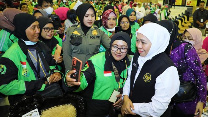 Gubernur Khofifah bersama srikandi ojol