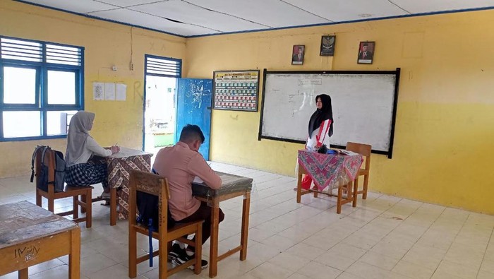 Guru SMAN 7 Jambi mengajar 2 siswa di kelas. (Foto: Istimewa)
