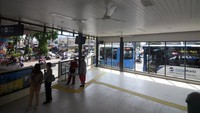Halte TransJakarta Kampung Melayu beroperasi kembali untuk melayani masyarakat. 