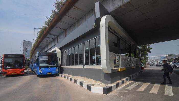 Penumpang menunggu kedatangan bus TransJakarta di Halte Kampung Melayu, Jakarta, Kamis (20/7/2023). Halte TransJakarta Kampung Melayu beroperasi kembali untuk melayani masyarakat pascarevitalisasi pada awal Januari 2023. ANTARA FOTO/Indrianto Eko Suwarso/tom.