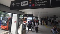 Penumpang menunggu kedatangan bus TransJakarta di Halte Kampung Melayu, Jakarta, Kamis (20/7/2023).  