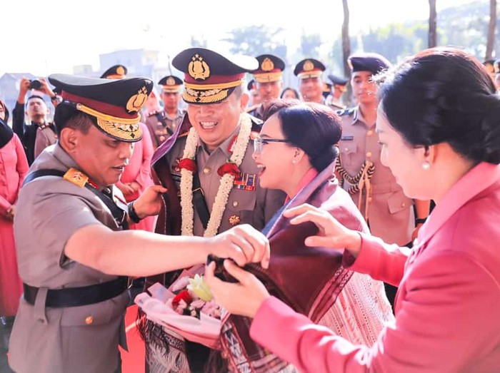 Irjen Panca saat memasangkan kain ulos ke Kapolda Sumut yang baru Irjen Agung Setya Imam Effendi di Mapolda Sumut. (Foto: Dok. Polda Sumut)