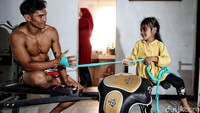 Meski menyandang sebagai petarung profesional dan sempat mengenyam ajang internasional, Rizal tetap menjadi sosok ayah yang cinta dengan keluarganya. Ia hidup sederahana bersama di rumah kontrakannya di kawasan Bintara, Kota Bekasi.