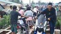 Jembatan dengan panjang sekitar 10 meter dan lebar 5 meter tersebut merupakan milik Pemprov Sumut. Warga terlihat berhati-hati ketika melintasi jembatan tersebut. (Foto: Istimewa)
