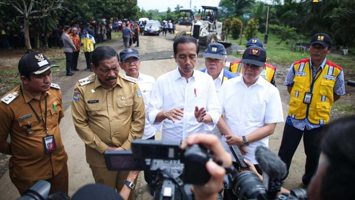 Jokowi meninjau dimulainya penanganan jalan daerah yang rusak di Provinsi Bengkulu, Jumat (21/7/2023). Begini kondisi jalannya.